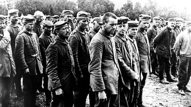 Erster Weltkrieg: Deutsche kriegsgefangene Soldaten 1918 an der Westfront | Bild: picture-alliance/dpa