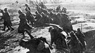 Französische Soldaten klettern während der Schlacht um Verdun zu einem Angriff aus ihren Schützengräben | Bild: picture-alliance/dpa