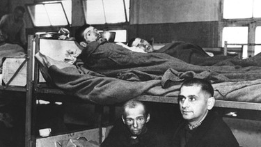Flossenbürger KZ-Häftlinge im Krankensaal nach der Befreiung | Bild: picture-alliance/dpa