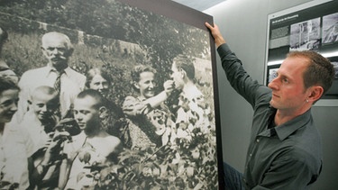 Flossenbürg: KZ-Gedenkstätten-Leiter Jörg Skribeleit in der Dauerausstellung | Bild: picture-alliance/dpa