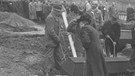 KZ Flossenbürg: Überlebende begraben ehemalige Häftlinge | Bild: National Archives Washingten / KZ-Gedenkstätte Flossenbürg
