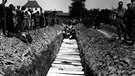 KZ Flossenbürg: Massenbegräbnis nach Todesmärschen | Bild: National Archives Washington / KZ-Gedenkstätte Flossenbürg