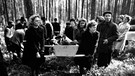KZ Flossenbürg: Frauen transportieren Leichen von bei Todesmärschen umgekommenen Häftlingen ab | Bild: National Archives Washingten / KZ-Gedenkstätte Flossenbürg