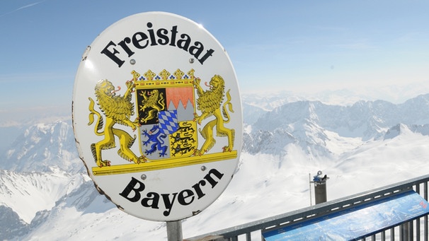 Schild Freistaat Bayern vor Alpen | Bild: picture-alliance/dpa