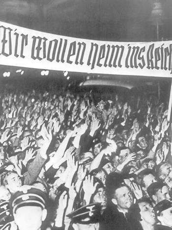 Nationalsozialistische Sudetendeutsche mit Parole "Wir wollen heim ins Reich" | Bild: picture-alliance/dpa