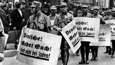 SA-Männer in Berlin mit Boykott-Aufruf gegen jüdische Geschäfte | Bild: picture-alliance/dpa
