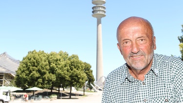 Klaus Wolfermann mit Olympiaturm im Hintergrund | Bild: BR/Markus Konvalin