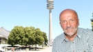 Klaus Wolfermann mit Olympiaturm im Hintergrund | Bild: BR/Markus Konvalin