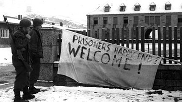 Eine Leintuch der Amerikaner mit der Aufschrift "Prisoners Happy End! WELCOME!" in Flossenbürg | Bild: National Archives Washington / KZ-Gedenkstätte Flossenbürg