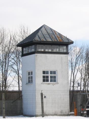 Wachturm des ehemaligen KZs Dachau | Bild: BR / Ernst Eisenbichler