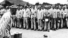 März 1945: Häftlinge  im Konzentrationslager Flossenbürg bei der Essensausgabe | Bild: picture-alliance/dpa