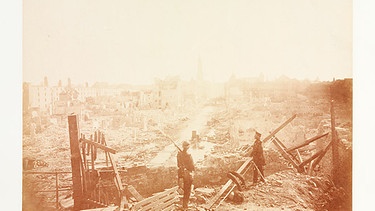 Ruinen der zerstörten Stadt Straßburg im deutsch-französischen Krieg | Bild: Straßburg im September 1870, Fotografie von Paul Sinner. Rheinisches Bildarchiv Köln / Sinner