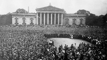 23. August 1922 auf dem Münchner Königsplatz: Kundgebung gegen die "'Kriegsschuldlüge" unter Teilnahme von Nationalsozialisten | Bild: SZ Photo / Scherl