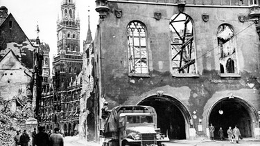 Nachkriegs-München: zerbombtes Altes Rathaus, im Hintergrund: der Turm des Neuen Rathauses | Bild: picture-alliance/dpa
