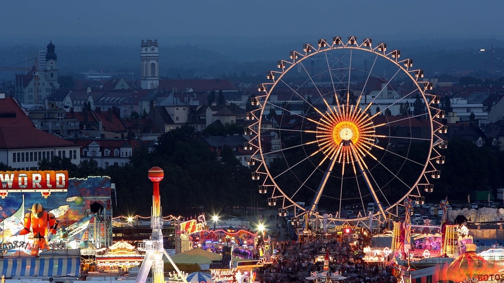 Münchner Oktoberfest bei Nacht | Bild: picture-alliance/dpa