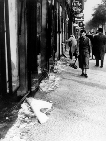 Zerstörte jüdische Geschäfte in München nach Reichspogromnacht am 9. November 1938 | Bild: picture-alliance/dpa