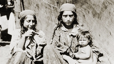 Sinti und Roma-Frauen mit unbekleidetem Kind (1928) | Bild: Bundesarchiv, Bild: 183-R02017, Fotograf: Unbekannt, Lizenz CC-BY-SA