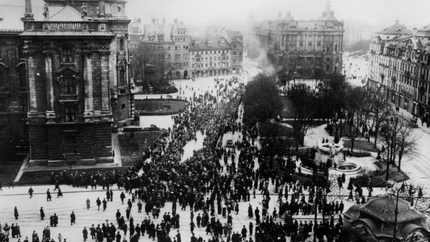 Versammlung während der Novemberrevolution 1918 in München | Bild: picture-alliance/dpa