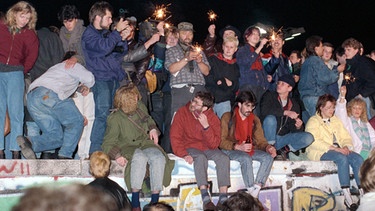 Menschen feiern den Berliner Mauerfall | Bild: picture-alliance/dpa