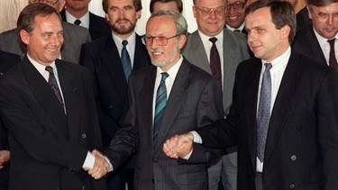 Lothar de Maiziere, Wolfgang Schäuble und Günther Krause unterzeichnen den Einigungsvertrag | Bild: picture-alliance/dpa