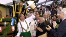 Ch. Ude beim Anzapfen auf dem Münchner Oktoberfest | Bild: picture-alliance/dpa