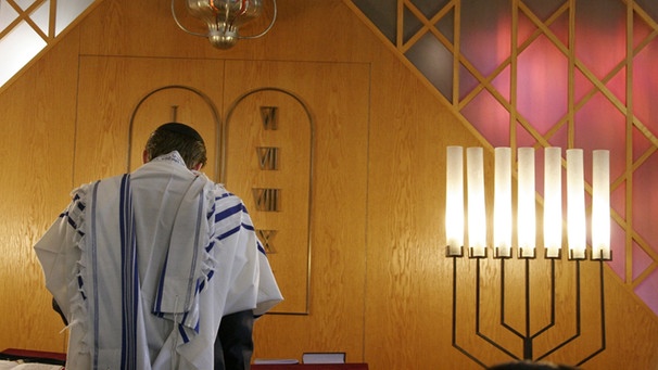 Ein Jude liest in der Synagoge | Bild: picture-alliance/dpa