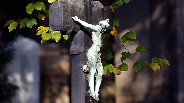 Christuskreuz am Friedhof | Bild: picture-alliance/dpa