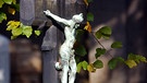 Christuskreuz am Friedhof | Bild: picture-alliance/dpa