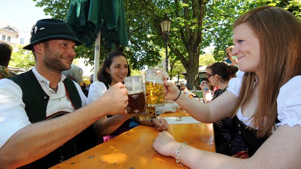Im Herzen Münchens: der Biergarten am Viktualienmarkt  | Bild: picture-alliance/dpa