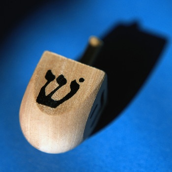 Dreidel: jüdischer Gebetskreisel mit hebräischen Buchstaben | Bild: Getty Images