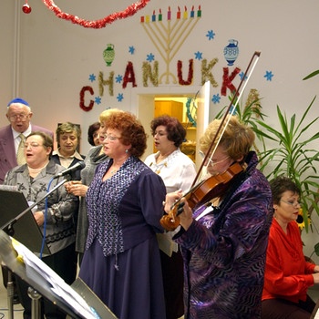 Chanukkafeier in einer deutschen jüdischen Gemeinde | Bild: picture-alliance/dpa