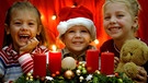 Kinder freuen sich auf den ersten Advent | Bild: picture-alliance/dpa