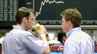 Christi Himmelfahrt an der Börse: Zwei Männer trinken Bier | Bild: picture-alliance/dpa