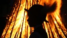Junge in bayerischer Tracht vor einem Johannisfeuer | Bild: picture-alliance/dpa