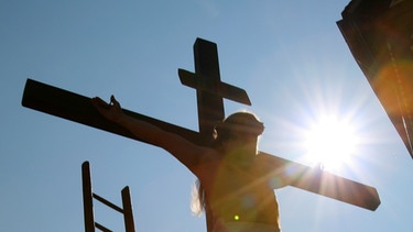 Gekreuzigter Jesus im Gegenlicht | Bild: picture-alliance/dpa