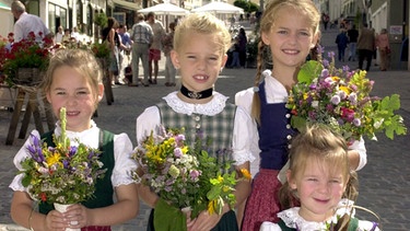 Mädchen mit geweihten "Kräuterbuschen" | Bild: picture-alliance/dpa