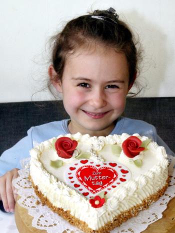 Mädchen hält einen Kuchen in den Händen | Bild: picture-alliance/dpa
