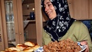 Muslima serviert Speisen am Fest des Fastenbrechens | Bild: picture-alliance/dpa