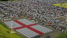 "Georgskreuz" aus weißen und roten Autos | Bild: picture-alliance/dpa