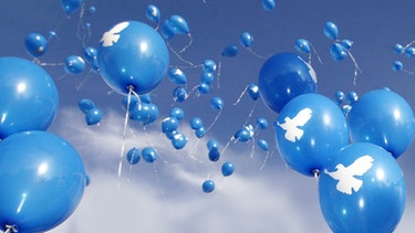Luftballons mit dem Symbol der Friedenstaube steigen in den Himmel | Bild: picture-alliance/dpa, Montage: BR