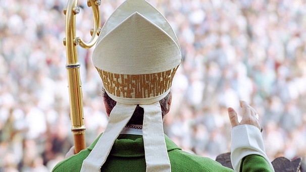 Symbolbild: Hl. Ullrich, Kardinal mit  Bischofsmütze und Hirtenstab | Bild: picture-alliance/dpa