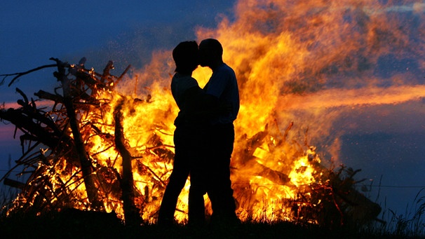 Ein Paar küsst sich vor Johannesfeuer | Bild: picture-alliance/dpa