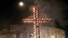 Karfreitag in Rom, brennendes Kreuz vor dem Kolosseum | Bild: picture-alliance/dpa