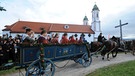 Die Leonhardifahrt vorbei an der Heilig-Kreuz-Kirche | Bild: picture-alliance/dpa