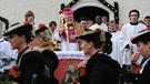 Erzbischof von München und Freising, Reinhard Marx, segnet die Pferdewagen | Bild: picture-alliance/dpa