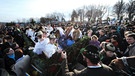 Pferdewagen umringt von Tausenden Besuchern in Bad Tölz | Bild: picture-alliance/dpa