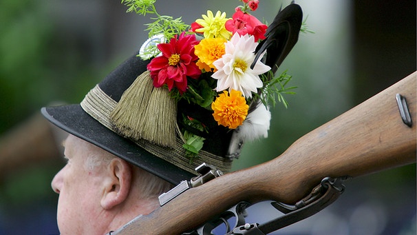 Trachtler mit Blumenschmuck am Hut beim Festzug von Mariä Himmelfahrt | Bild: picture-alliance/dpa