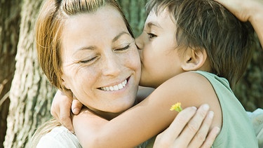 Kleiner Junge umarmt und küßt seine Mutter | Bild: colourbox.com