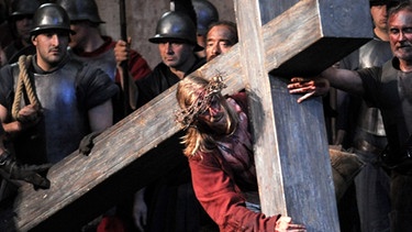 Jesus mit Kreuz auf den Passionspielen 2010 in Oberammergau | Bild: picture-alliance/dpa