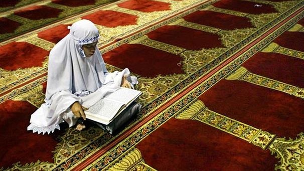 Ramadan in Indonesien: Gläubige sitzt betend in einer Moschee | Bild: picture-alliance/dpa